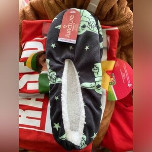 NWT womens Juncture Star Wars baby yoda slippers